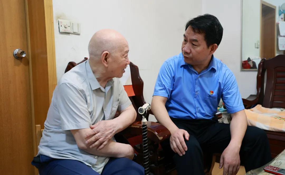 湘電集團開(kāi)展“工會(huì )進(jìn)萬(wàn)家”調研走訪(fǎng)慰問(wèn)活動(dòng).jpg